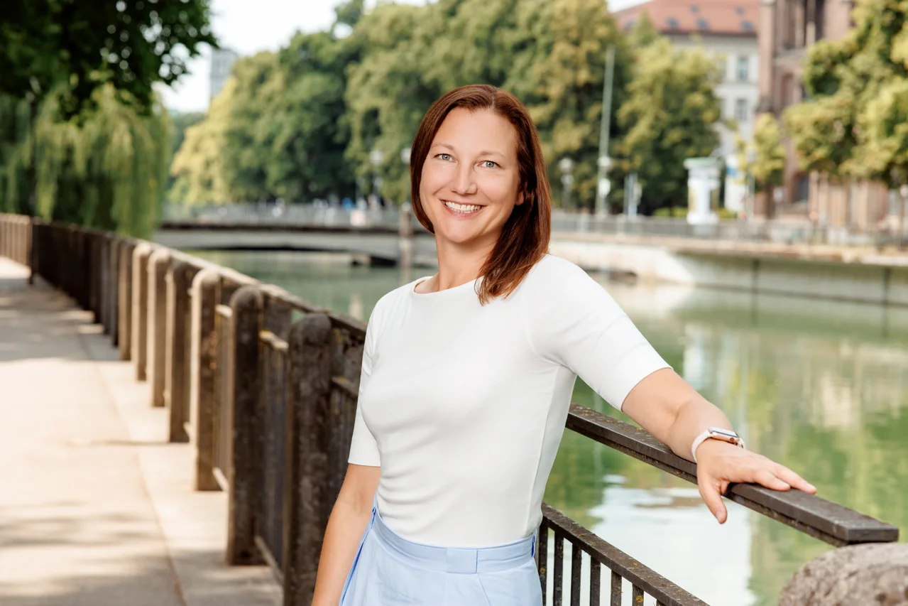 Cornelia Kinast, Maître en Droit
